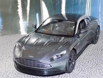 Aston Martin DB-11 cinza